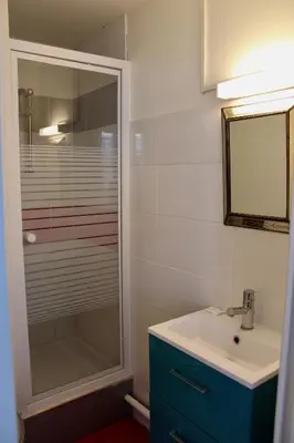 Salle de bains dans l'établissement LES OISEAUX (L'HIRONDELLE)