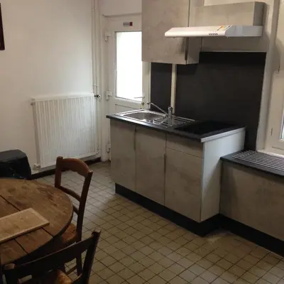 Cuisine ou kitchenette dans l'établissement LES OISEAUX (L'HIRONDELLE)