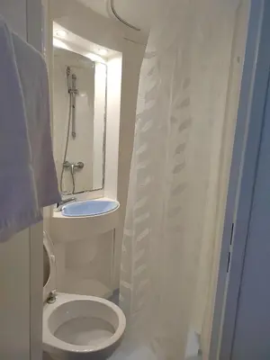 Salle de bains dans l'établissement Alpha Hotel