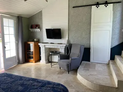 Télévision ou salle de divertissement dans l'établissement Le Clos Charmaine