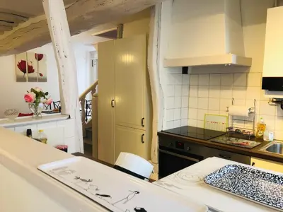 Cuisine ou kitchenette dans l'établissement La petite Normande en ville