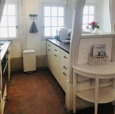 Cuisine ou kitchenette dans l'établissement La petite Normande en ville