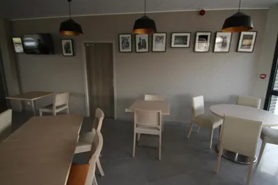 Coin salon dans l'établissement Logis Hôtel - La Chambre d'Amiens
