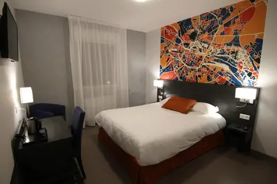 Un ou plusieurs lits dans un hébergement de l'établissement Logis Hôtel - La Chambre d'Amiens