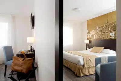Un ou plusieurs lits dans un hébergement de l'établissement Logis Hôtel - La Chambre d'Amiens