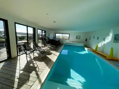 Piscine de l'établissement Gite CARAMELLE Piscine intérieure privée chauffee toute l annee et spa St Martin ou située à proximité