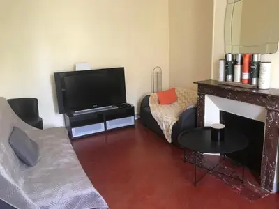 Télévision ou salle de divertissement dans l'établissement La maison d'amis
