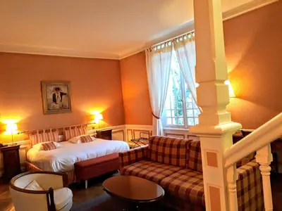 Un ou plusieurs lits dans un hébergement de l'établissement Château de la Râpée Hôtel restaurant