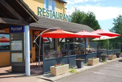 Restaurant ou autre lieu de restauration dans l'établissement Kyriad Evreux - Netreville