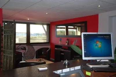 Télévision ou salle de divertissement dans l'établissement Kyriad Evreux - Netreville