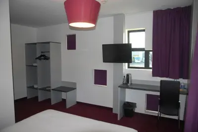 Télévision ou salle de divertissement dans l'établissement Kyriad Evreux - Netreville