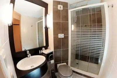 Salle de bains dans l'établissement Kyriad Evreux - Netreville