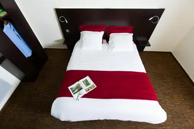 Un ou plusieurs lits dans un hébergement de l'établissement The Originals Access, Halt'Hotel, Clermont Agnetz