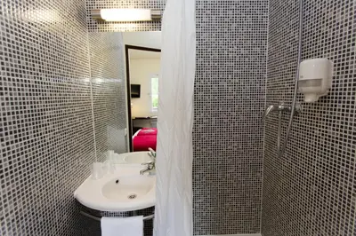 Salle de bains dans l'établissement The Originals Access, Halt'Hotel, Clermont Agnetz