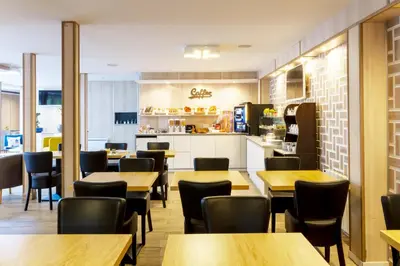 Restaurant ou autre lieu de restauration dans l'établissement BRIT Hotel Rouen Nord - Barentin