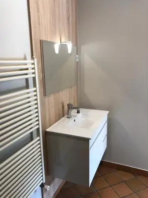 Salle de bains dans l'établissement LOGIS - Hôtel & Restaurant Saint Nicolas