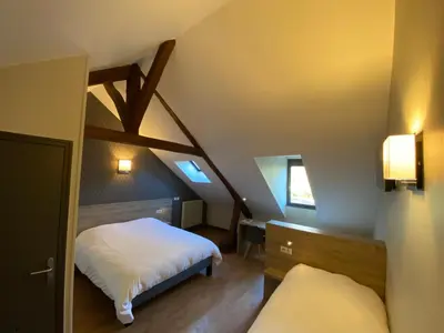 Un ou plusieurs lits dans un hébergement de l'établissement LOGIS - Hôtel & Restaurant Saint Nicolas