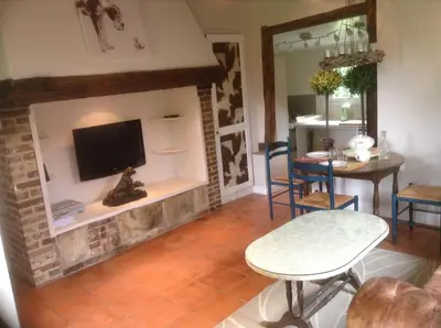Télévision ou salle de divertissement dans l'établissement Charmante Petite Maison dans le Jardin