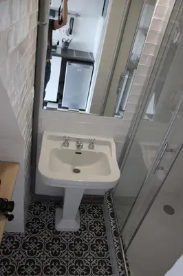 Salle de bains dans l'établissement ECO STUDIOS mezzanine wifi stationnement rue gratuit terrasse dans jardin