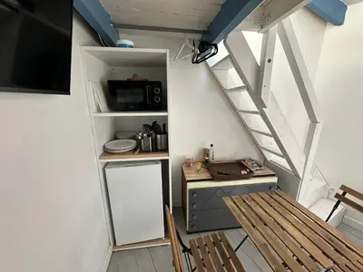Cuisine ou kitchenette dans l'établissement ECO STUDIOS mezzanine wifi stationnement rue gratuit terrasse dans jardin