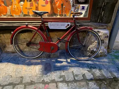 Vélo sur le terrain de l'établissement ECO STUDIOS mezzanine wifi stationnement rue gratuit terrasse dans jardin ou dans les environs