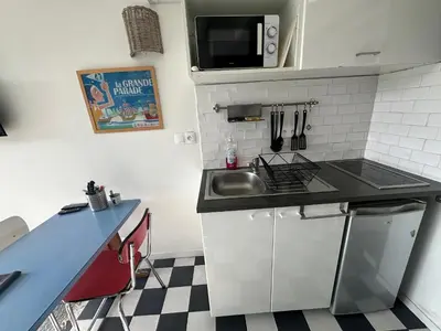 Cuisine ou kitchenette dans l'établissement ECO STUDIOS mezzanine wifi stationnement rue gratuit terrasse dans jardin