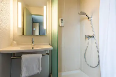 Salle de bains dans l'établissement B&B HOTEL Rouen Saint-Étienne-du-Rouvray