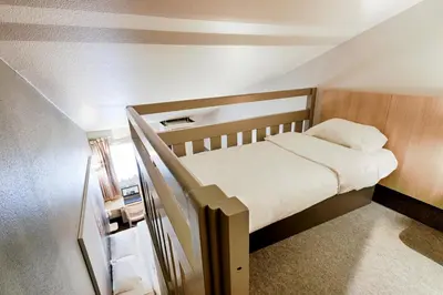 Un ou plusieurs lits dans un hébergement de l'établissement B&B HOTEL Rouen Parc des Expos Zénith