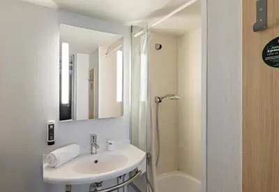 Salle de bains dans l'établissement B&B HOTEL Rouen Parc des Expos Zénith