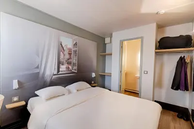 Un ou plusieurs lits dans un hébergement de l'établissement B&B HOTEL Rouen Parc des Expos Zénith
