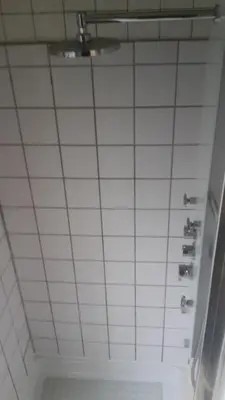 Salle de bains dans l'établissement Les Hirondelles