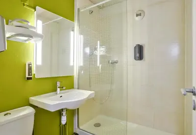 Salle de bains dans l'établissement B&B HOTEL Herblay