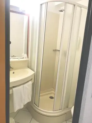 Salle de bains dans l'établissement Welcomotel Beauvais Aéroport