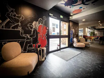 Coin salon dans l'établissement Welcomotel Beauvais Aéroport