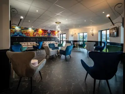 Coin salon dans l'établissement Welcomotel Beauvais Aéroport