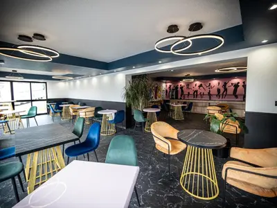 Coin salon dans l'établissement Welcomotel Beauvais Aéroport