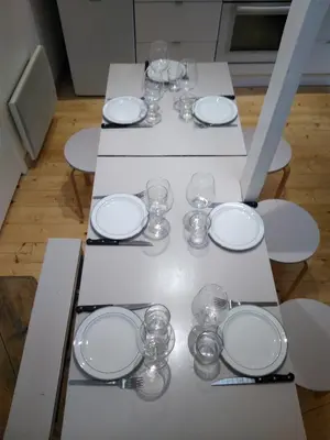 Plan de l'établissement 1 appartement 2 chambres plus salon ,3 appartements rénovés , NETFLIX, lits faits à votre arrivée, serviettes de toilette, Ménage, Wifi, en hyper centre ,Plage à 190m, BOX à Vélos, paiement 3 fois sans frais, prix tout compris