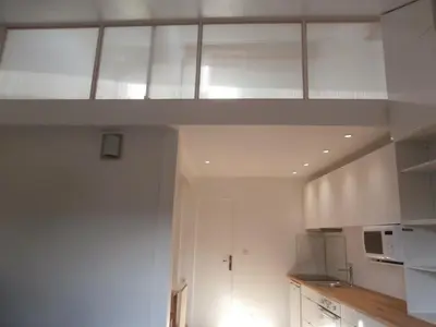 Cuisine ou kitchenette dans l'établissement 1 appartement 2 chambres plus salon ,3 appartements rénovés , NETFLIX, lits faits à votre arrivée, serviettes de toilette, Ménage, Wifi, en hyper centre ,Plage à 190m, BOX à Vélos, paiement 3 fois sans frais, prix tout compris