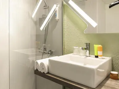 Salle de bains dans l'établissement ibis budget Saint-Ouen-l'Aumône