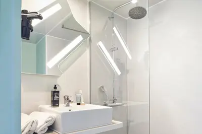 Salle de bains dans l'établissement ibis budget Saint-Ouen-l'Aumône