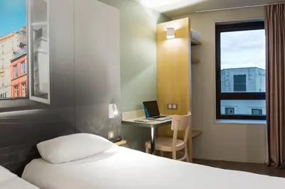 Un ou plusieurs lits dans un hébergement de l'établissement B&B HOTEL Rouen Centre