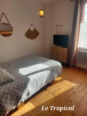 Un ou plusieurs lits dans un hébergement de l'établissement Les Belles Terrasses Dieppe ,3 appartements , LE VEGETAL de 1 à 8 personnes , LE TROPICAL de 1 à 6 personnes , LE FLORAL avec TERRASSE de 1 à 3 personnes , quartier calme au stationnement gratuit à coté de l'avenue verte