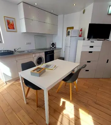 Cuisine ou kitchenette dans l'établissement Les Belles Terrasses Dieppe ,3 appartements , LE VEGETAL de 1 à 8 personnes , LE TROPICAL de 1 à 6 personnes , LE FLORAL avec TERRASSE de 1 à 3 personnes , quartier calme au stationnement gratuit à coté de l'avenue verte
