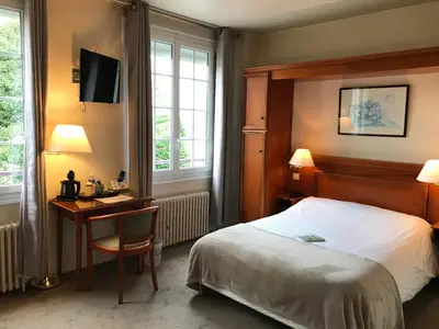 Un ou plusieurs lits dans un hébergement de l'établissement Logis Hôtel Les Airelles Neufchâtel En Bray