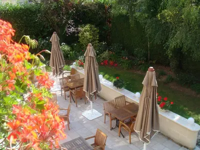 Jardin de l'établissement Logis Hôtel Les Airelles Neufchâtel En Bray