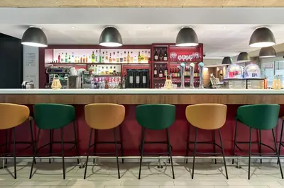 Salon ou bar de l'établissement Campanile NATURE - Villennes sur Seine Poissy