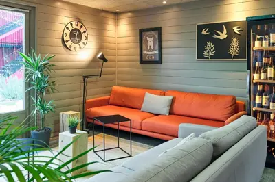 Coin salon dans l'établissement Campanile NATURE - Villennes sur Seine Poissy