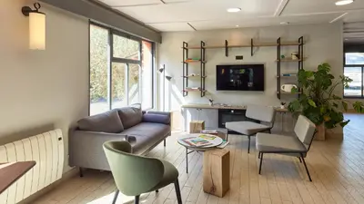 Télévision ou salle de divertissement dans l'établissement Campanile NATURE - Sannois Ermont