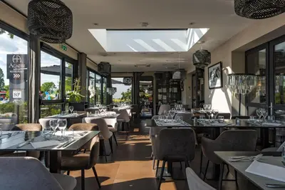 Restaurant ou autre lieu de restauration dans l'établissement Hotel Acadie Eragny