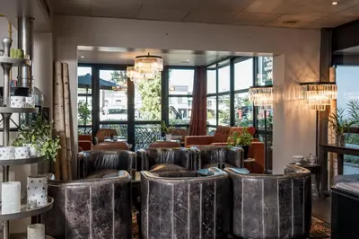 Coin salon dans l'établissement Hotel Acadie Eragny